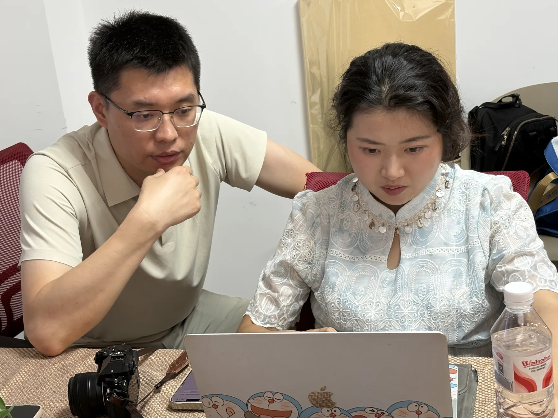 第二期两位学员在电脑前协作排查问题