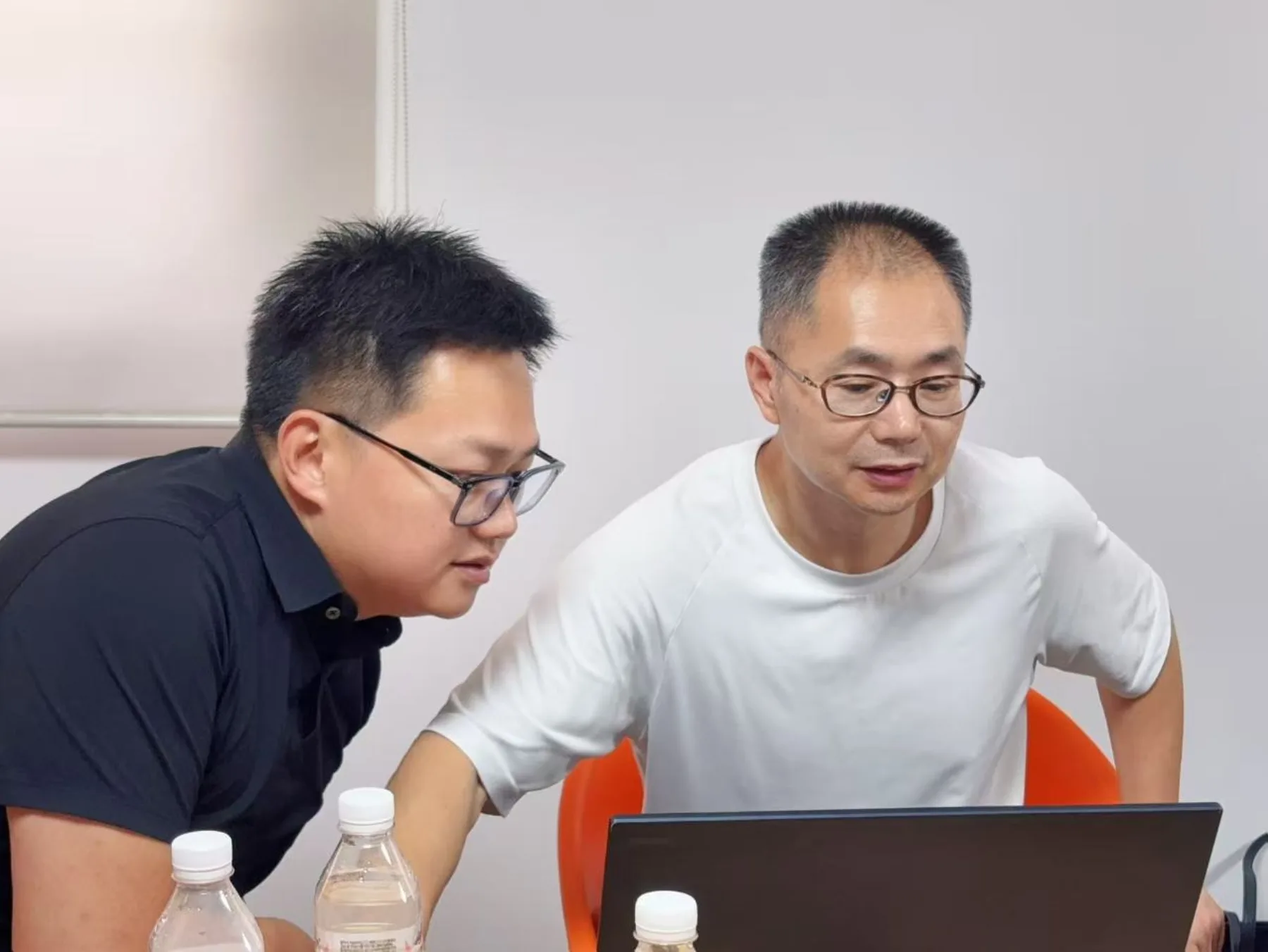 第二期学员两人一组检查电脑中的任务成果
