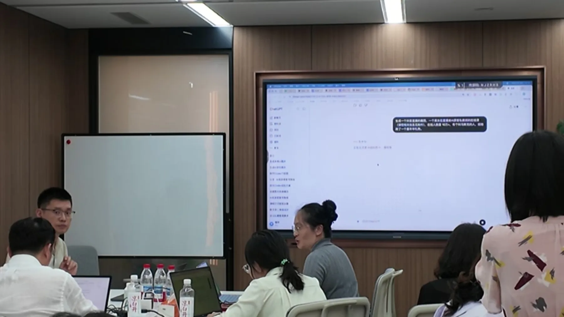 第三期讲师在大屏幕上演示 AI 项目制作过程